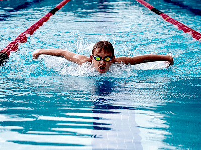 havuzda kelebek yüzme